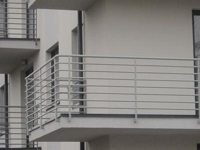 balustrady na balkonach w bloku mieszkalnym