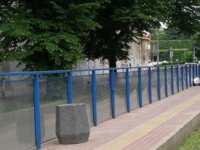 barierki przy chodniku