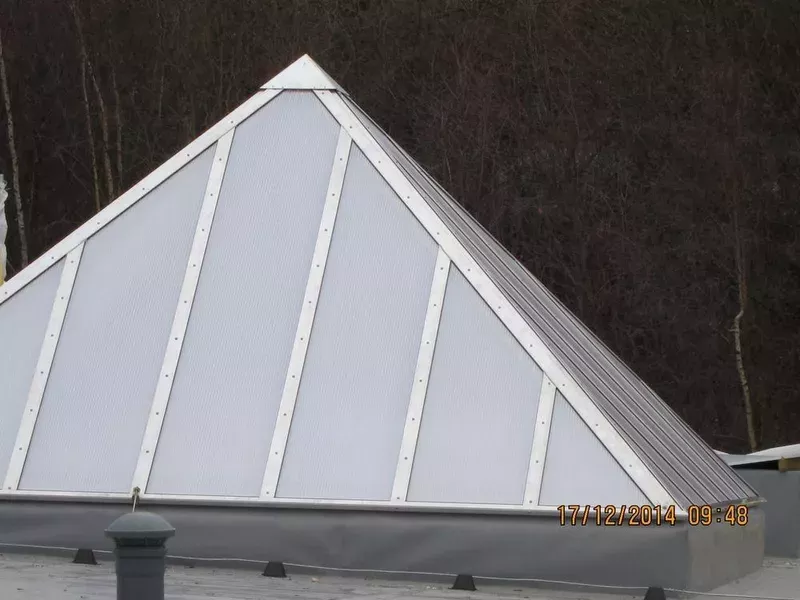 świetliki piramidowe na dachu 2